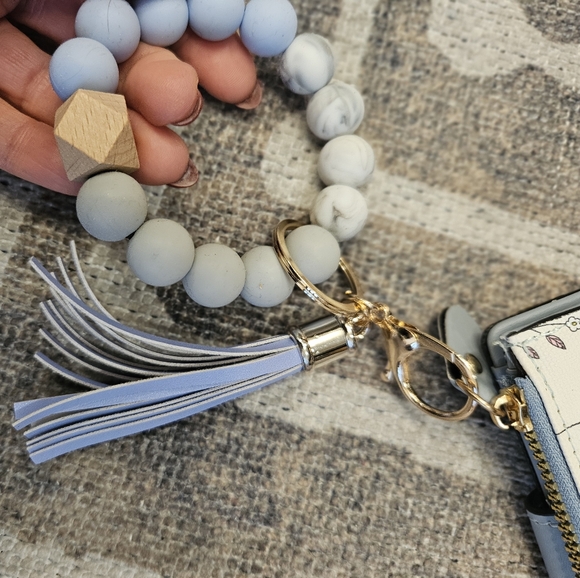 NEW Bi-Fold Floral Blue and White Snap Wallet + Beaded Bag Charm/Keychain - Picture 7 of 13